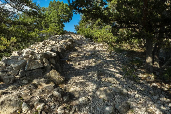 Trilha de pedra subida às montanhas da península da Crimeia — Fotografia de Stock