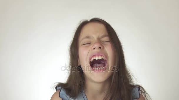 Bella ragazza adolescente triste esprime emotivamente dolore e risentimento primo piano su sfondo bianco stock filmato video — Video Stock