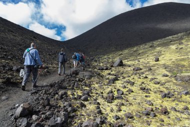 Turistler Hiking Trail yerlerde gezilere Kuzey cephe büyük Tolbachik fissür Erüpsiyonu 1975 için tırmanmak