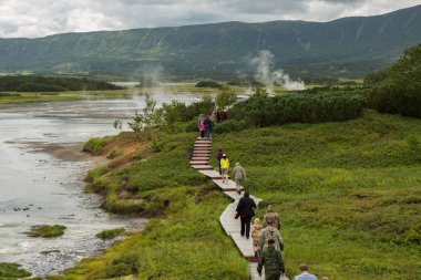 Turistler Uzon Caldera ahşap bir yolda yürü. Kronotsky doğa rezerv Kamçatka Yarımadası.