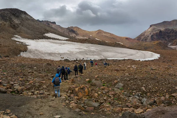 Turister under stigningen till den aktiva vulkanen Mutnovsky i Kamtjatka. — Stockfoto