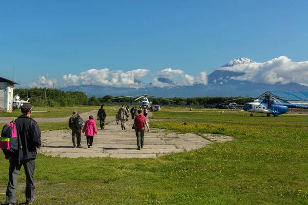 Helikopterplattan på bakgrunden Koryaksky vulkan i Kamtjatka. — Stockfoto