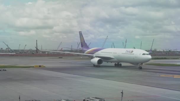 Planet rör sig längs banan för den nya flygplatsen Suvarnabhumi Airport i Bangkok-internationella arkivfilmer video — Stockvideo