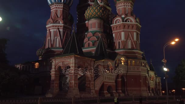 Katedra Saint Basils patrząc od Placu Czerwonego w nocy Stockowy wideo — Wideo stockowe
