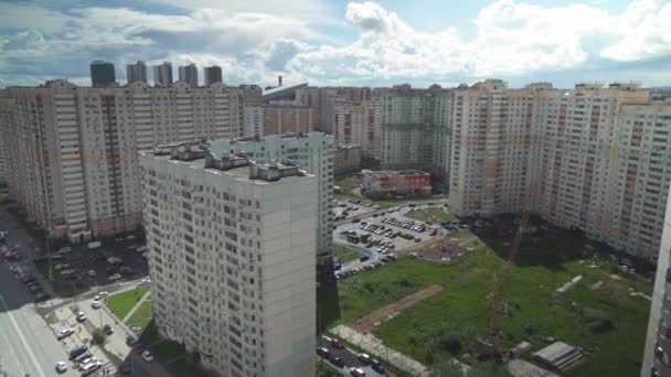 高层住宅建筑中位于城市莫斯科地区股票录像视频 — 图库视频影像