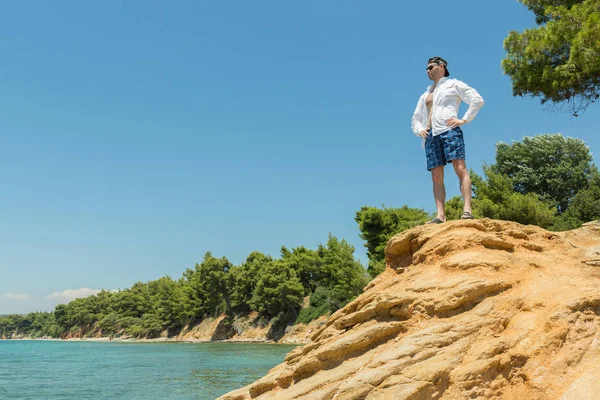 Turisté mužů na Egejském pobřeží protějšího poloostrova Sithónia — Stock fotografie
