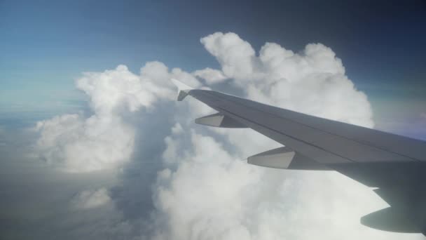 Vista desde un avión en el ala de un avión y nubes cúmulos sobre el video de imágenes del mar — Vídeos de Stock