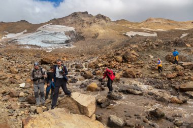 Turistler aktif yanardağ Kamçatka Mutnovsky için tırmanış sırasında.