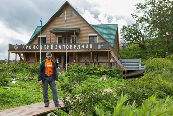 Turista en el fondo de la administración de reservas en Valle de los Géiseres. Reserva Natural Kronotsky en la Península de Kamchatka . —  Fotos de Stock