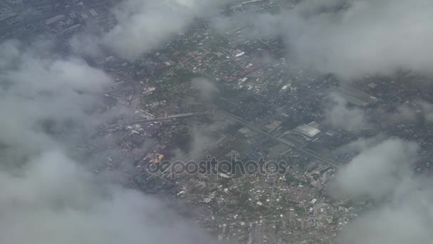 Uitzicht vanaf een vliegtuig tijdens de landing op een bewolkte gebied in Moscow Region stock footage video — Stockvideo