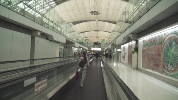 Innenraum des neuen internationalen Flughafens Bangkok suvarnabhumi Stock Footage Video — Stockvideo