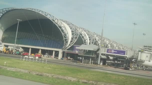 Aereo si muove lungo la pista del nuovo aeroporto internazionale di Bangkok Suvarnabhumi stock footage video — Video Stock