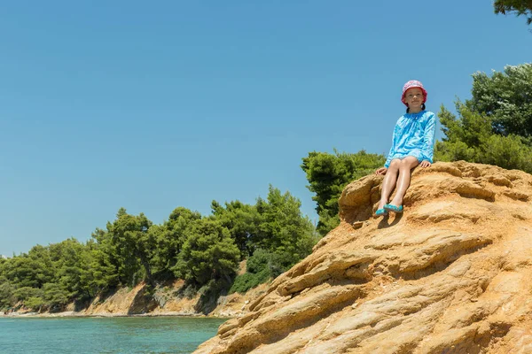 Sithonia 半岛爱琴海海岸的旅游少女 — 图库照片