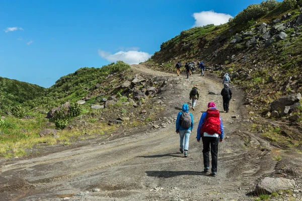 Groupe de touristes promenades le long du col Viluchinsky — Photo