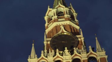 İşçinin kule Moskova Kremlin gece stok görüntüleri video, doğu duvarına