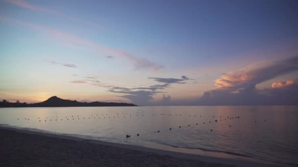Salida del sol en la playa tropical de Lamai en la isla de Koh Samui, Tailandia — Vídeo de stock