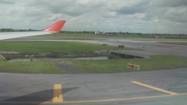 Avión se mueve a lo largo de la pista del nuevo aeropuerto internacional de Bangkok Suvarnabhumi material de archivo de vídeo — Vídeo de stock