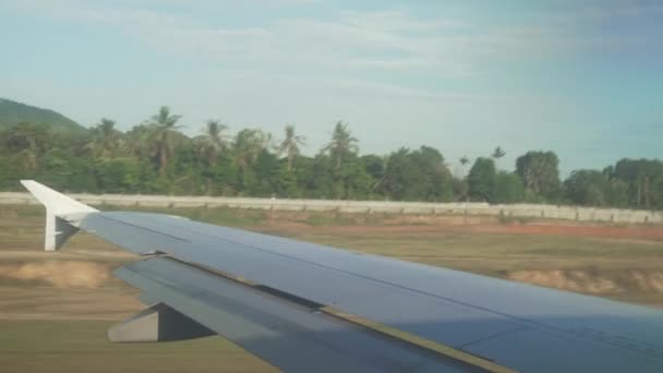 Vliegtuigen versnelt op de startbaan van het vliegveld van Samui beeldmateriaal video — Stockvideo