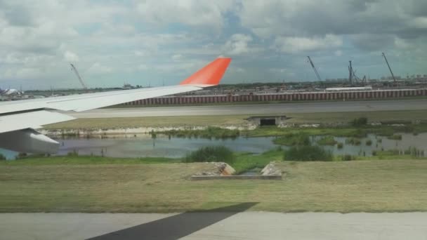 Avión se mueve a lo largo de la pista del nuevo aeropuerto internacional de Bangkok Suvarnabhumi material de archivo de vídeo — Vídeo de stock