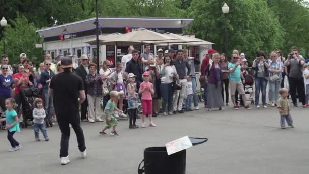 Jeugd wind ensemble voert populaire tunes in Gorky Park stock footage video — Stockvideo