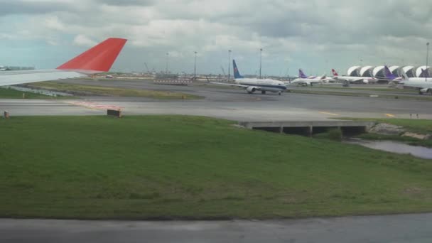 Avión se mueve a lo largo de la pista del nuevo aeropuerto internacional de Bangkok Suvarnabhumi material de archivo de vídeo — Vídeo de stock