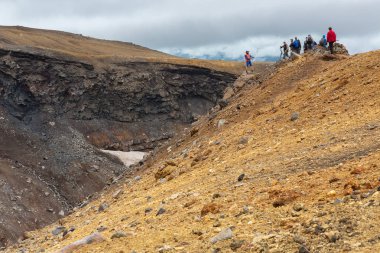 Turistler aktif yanardağ Kamçatka Mutnovsky için tırmanış sırasında.