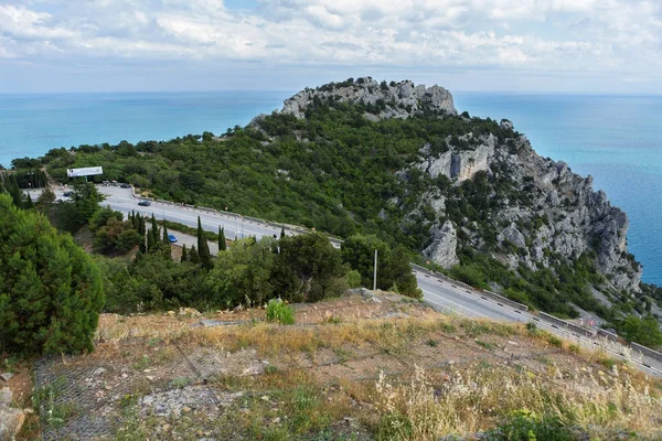 Carretera en la costa del Mar Negro de la península de Crimea — Foto de Stock