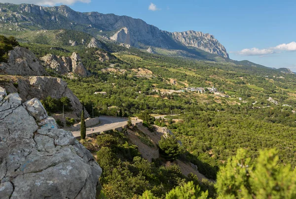 Ai-Petri est un sommet dans les montagnes de Crimée . — Photo