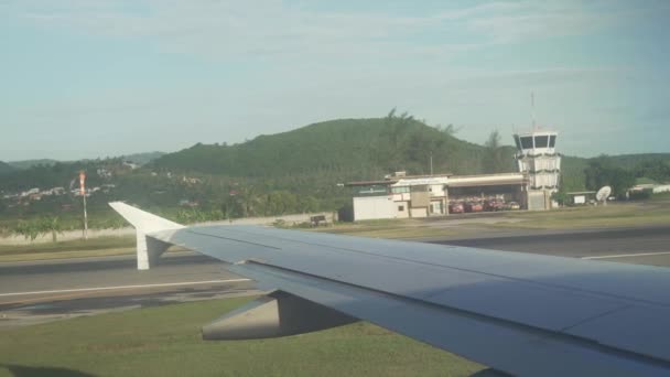 Прискорює літака на злітно-посадочної смуги в міжнародному аеропорту Самуї Відеоматеріал відео — стокове відео