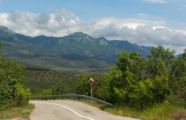 Kırım Yarımadası'nın dağlarında yol