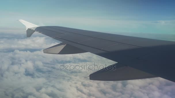 Vue depuis un avion sur l'aile d'un avion et cumulus nuages au-dessus de la mer images vidéo 