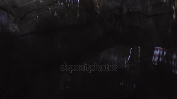 Waterval op de achtergrond van de donkere stenen achtergrondvideo beeldmateriaal — Stockvideo