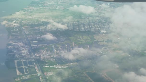 Uitzicht vanaf het vliegtuig naar de stad van Bangkok in Thailand stock footage video — Stockvideo