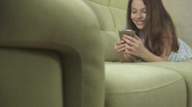 Güzel genç kız eğleniyor smartphone stok görüntüleri video iletişim