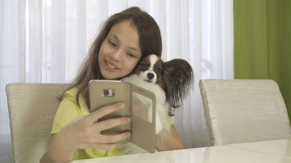 Selfie 그녀의 강아지와 함께 하 고 행복 한 십 대 소녀 — 스톡 사진