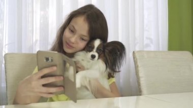 Mutlu genç kız selfie onu köpek stok görüntüleri video ile yapıyor