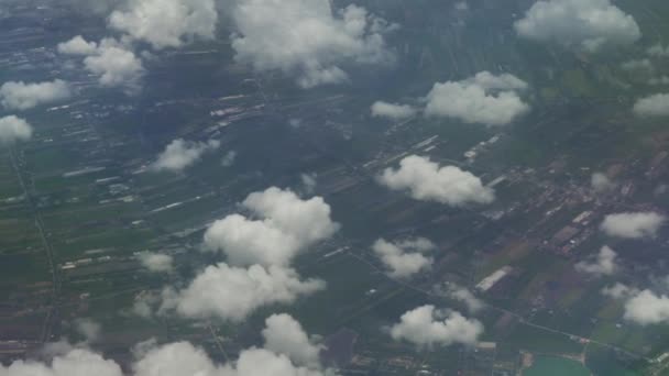 Θέα από το αεροπλάνο στο cumulus σύννεφα πάνω από το Bagkok πλάνα βίντεο — Αρχείο Βίντεο