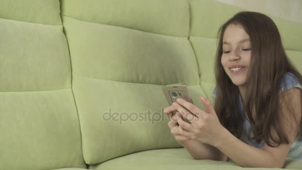 Prachtige tienermeisje plezier communiceren op smartphone stock footage video — Stockvideo