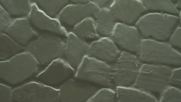 Cascada artificial en el fondo de la pared de piedra material de archivo de vídeo — Vídeos de Stock