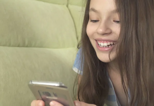 Beautiful teenage girl having fun communicating on smartphone — Stock Photo, Image