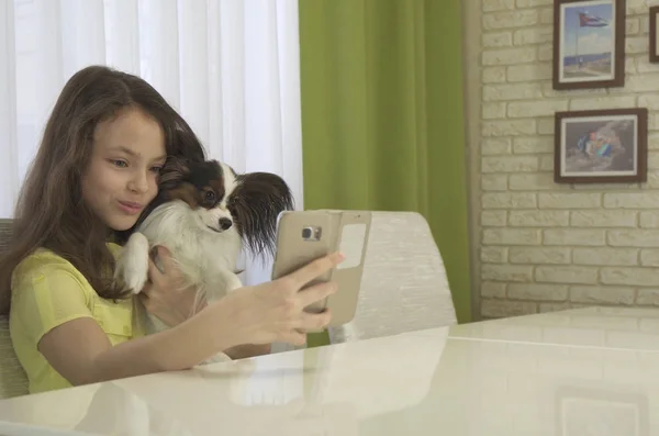 Glad tonårig flicka gör selfie med hennes hund — Stockfoto