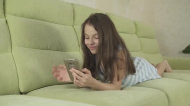Güzel genç kız eğleniyor smartphone stok görüntüleri video iletişim