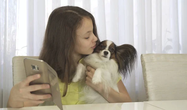 Glad tonårig flicka gör selfie med hennes hund — Stockfoto