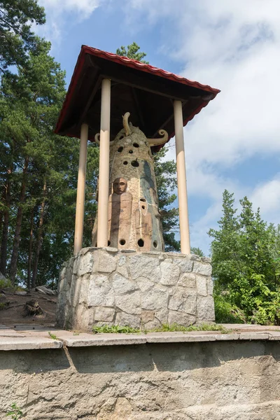 Sculpture The owner of the Mountain on Mount Tserkovka resort Belokurikha in the Altai Krai — Stock Photo, Image