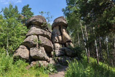 Hayali kayaların üzerinde Mount Tserkovka resort Belokurikha Altay Kray