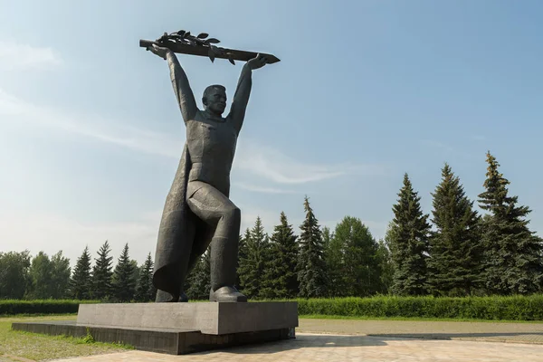 14-meter Memorial to the Soldiers-Siberians in Park of Culture and Rest named after the 30th anniversary of Victory — Stock Photo, Image