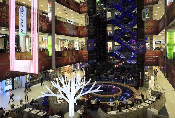 Interior do complexo comercial e de entretenimento Evropeisky — Fotografia de Stock
