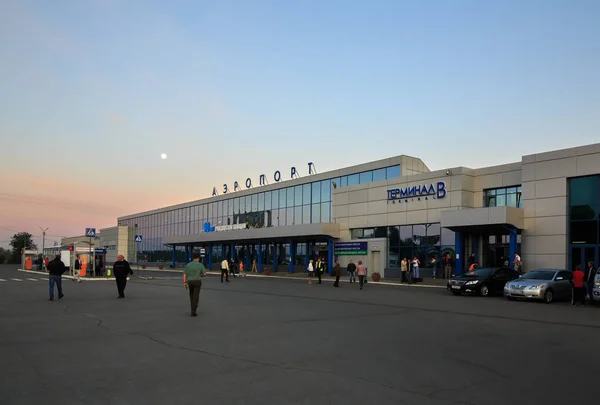 Omsk airport building in the early morning — Stock Photo, Image