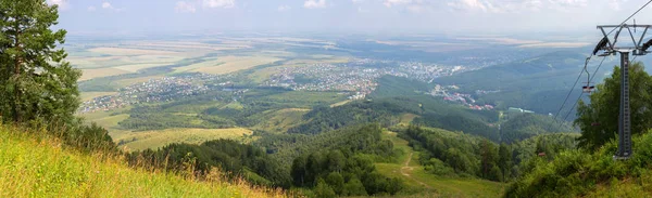 Krásné letní panorama z Mount Tserkovka se z Belokurikha v Altajském kraji — Stock fotografie