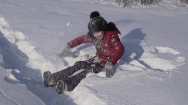 Genç kız kış park yavaş hareket hisse senedi görüntüleri video karda atar